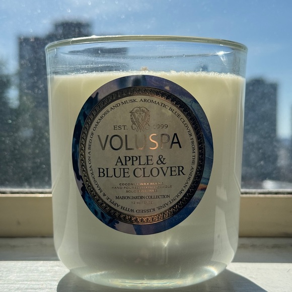 VOLUSPA APPLE & BLUE CLOVER CANDLE - Picture 2 of 4